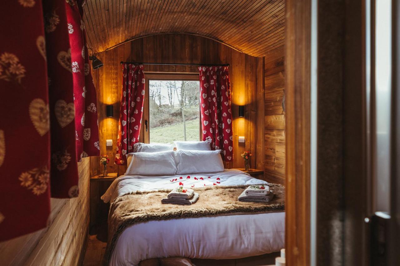 Aqualodge Hotel Insolite Ermeton-sur-Biert ภายนอก รูปภาพ