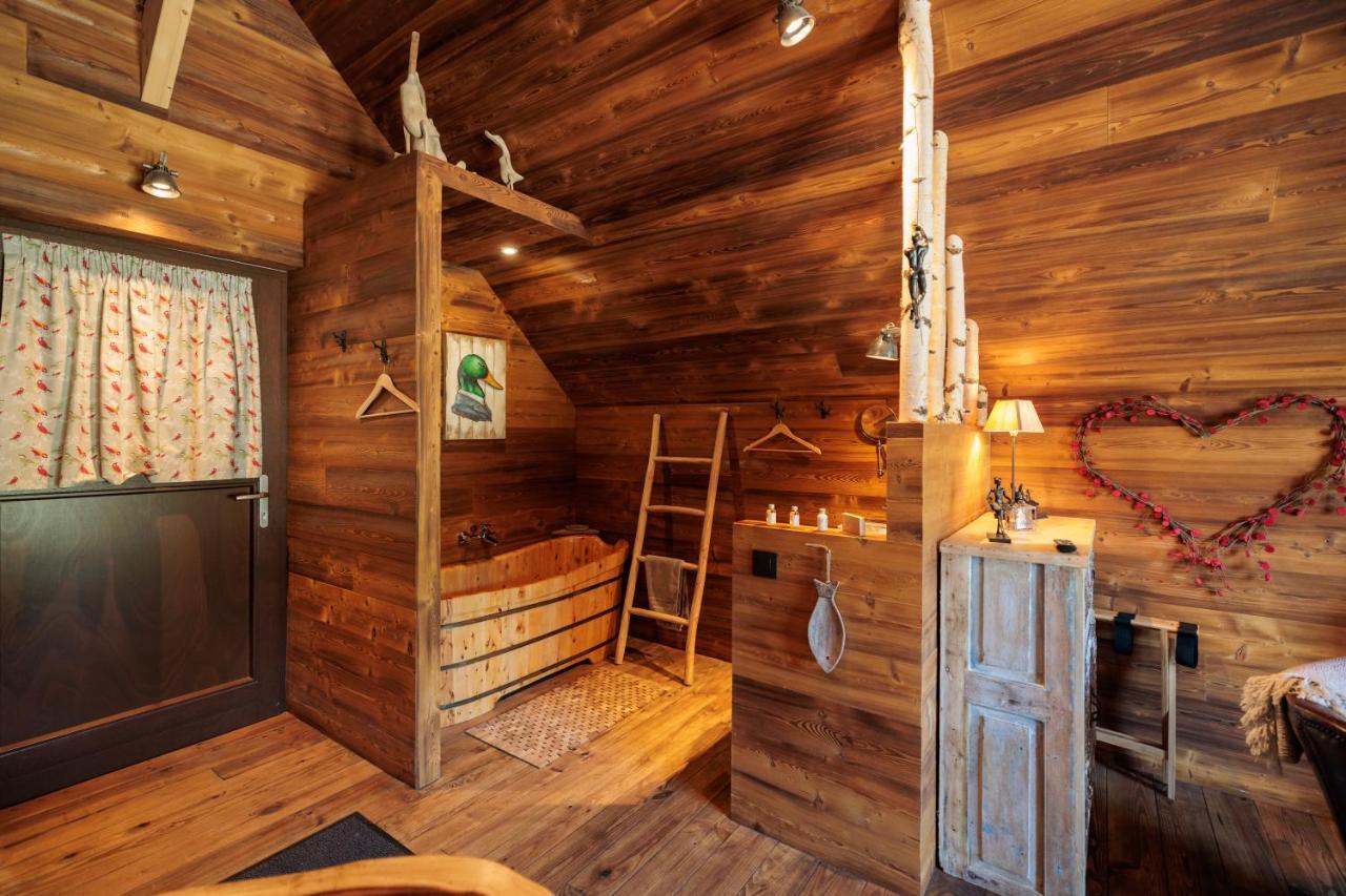 Aqualodge Hotel Insolite Ermeton-sur-Biert ภายนอก รูปภาพ