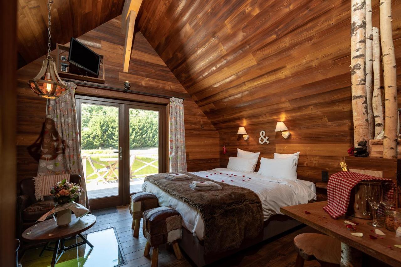Aqualodge Hotel Insolite Ermeton-sur-Biert ภายนอก รูปภาพ