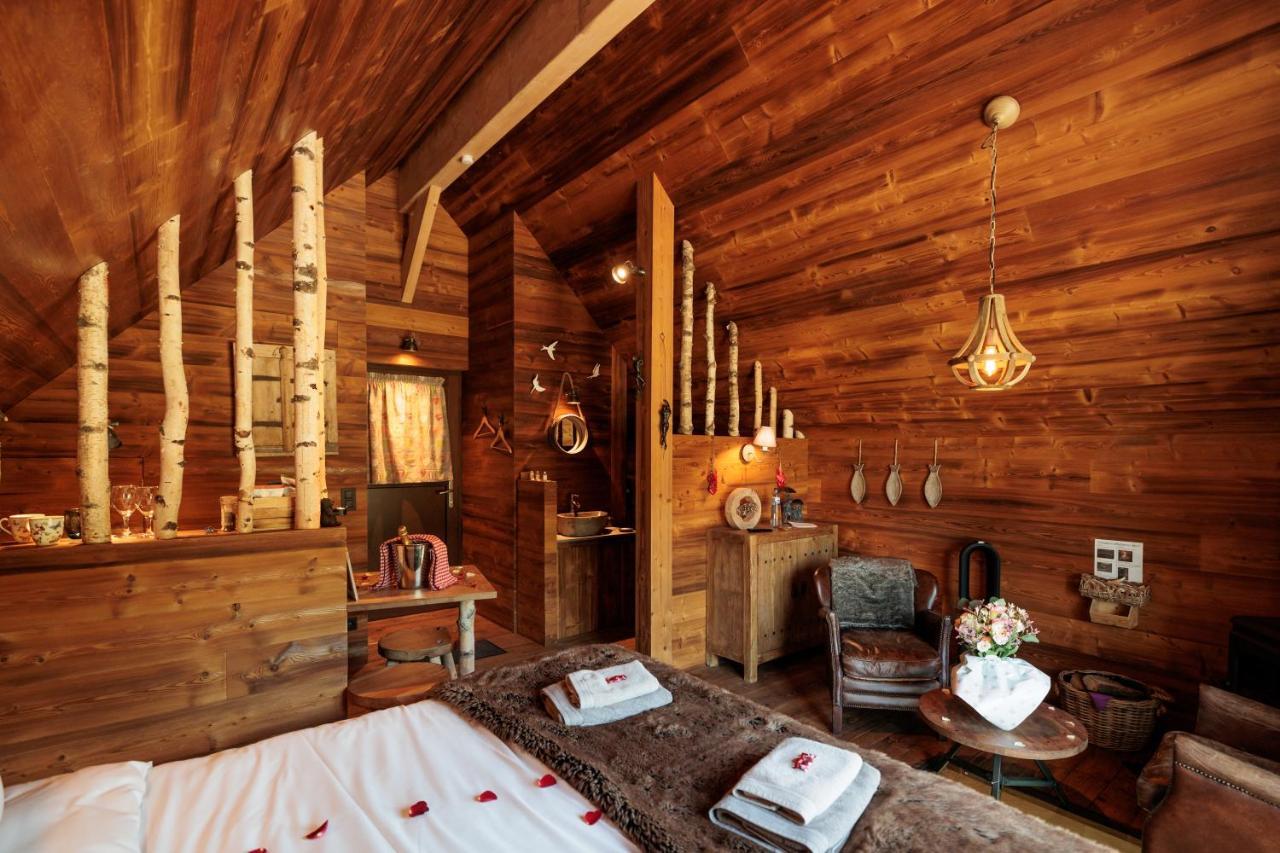 Aqualodge Hotel Insolite Ermeton-sur-Biert ภายนอก รูปภาพ