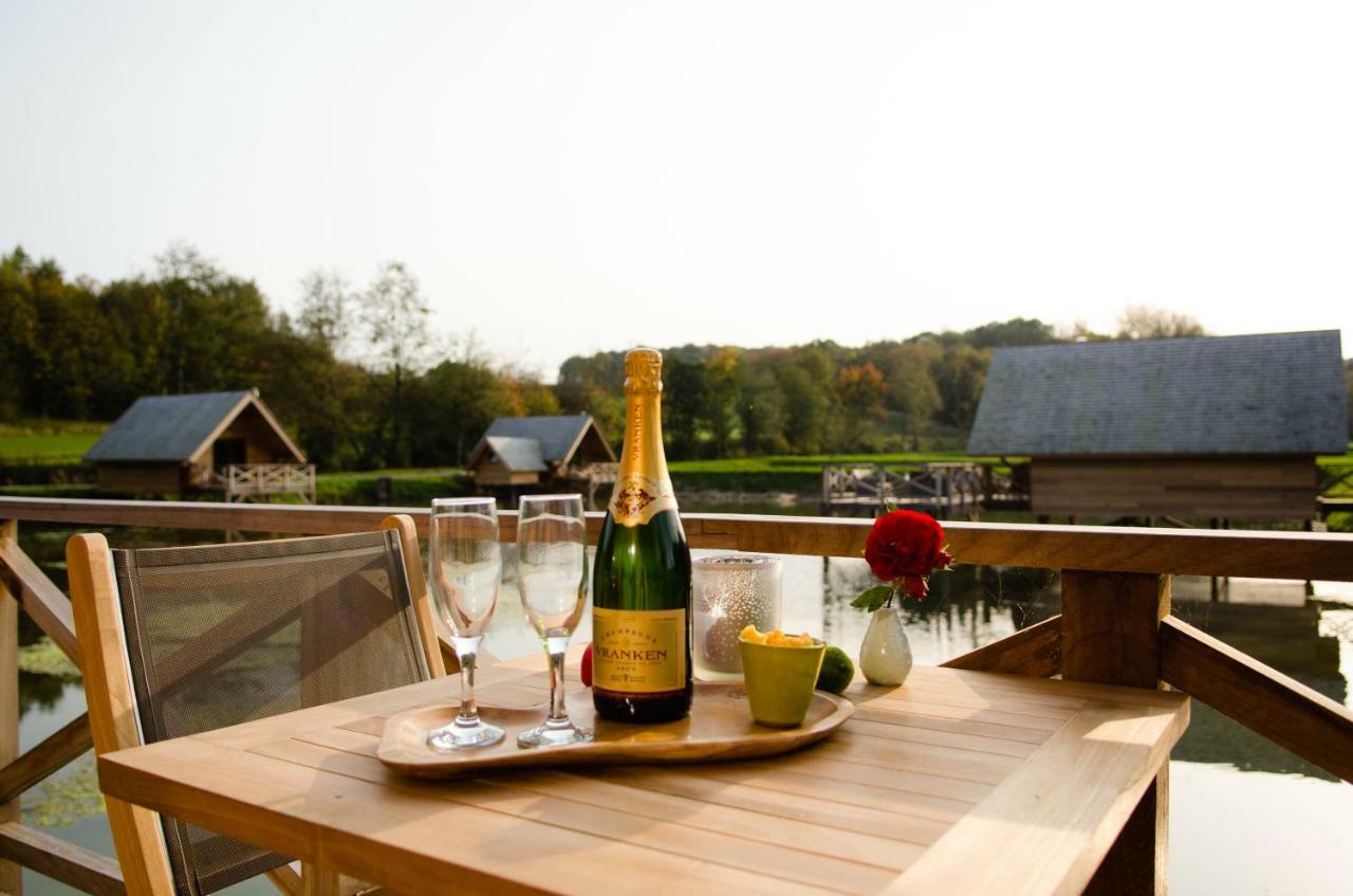 Aqualodge Hotel Insolite Ermeton-sur-Biert ภายนอก รูปภาพ