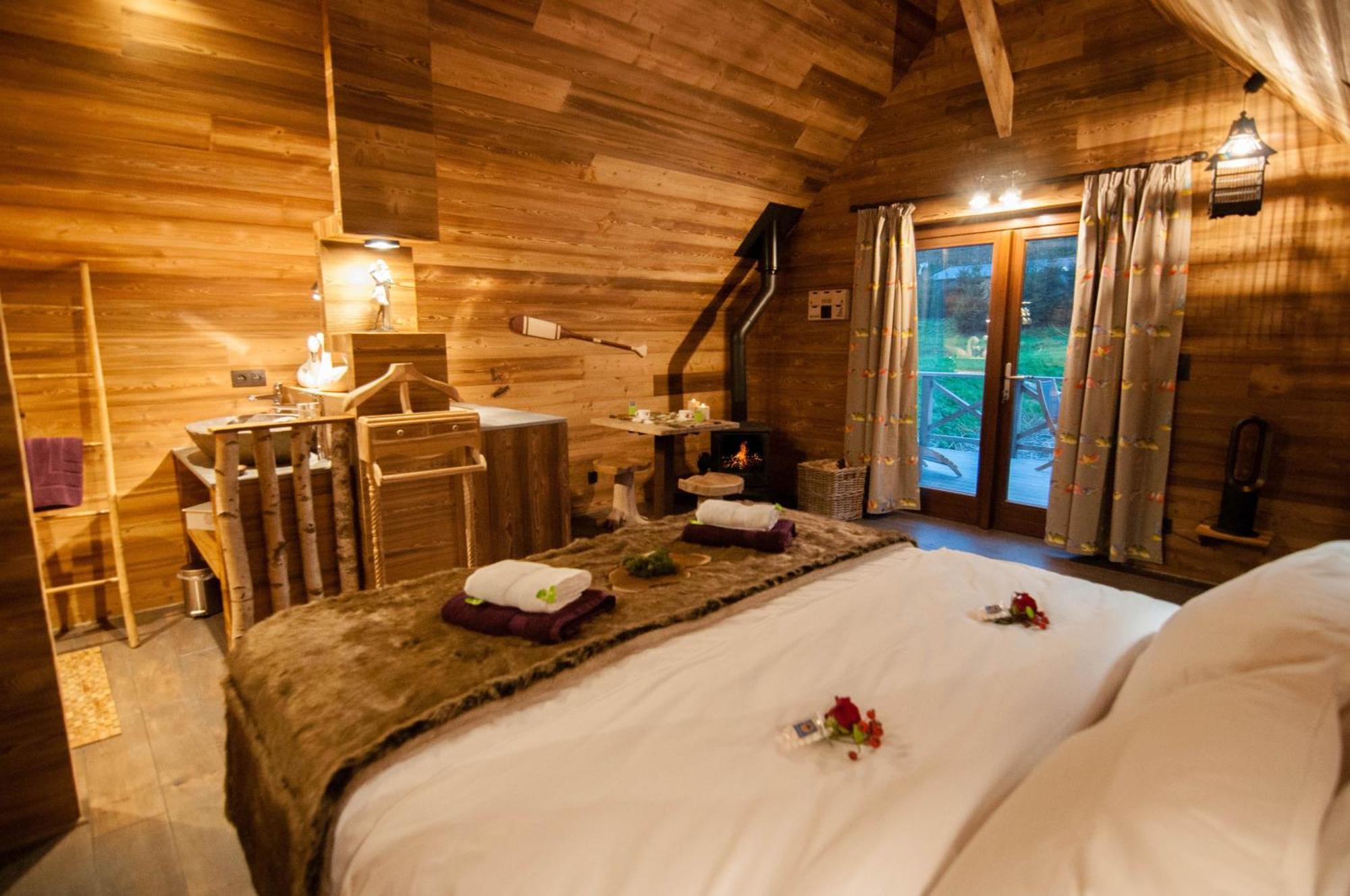 Aqualodge Hotel Insolite Ermeton-sur-Biert ภายนอก รูปภาพ